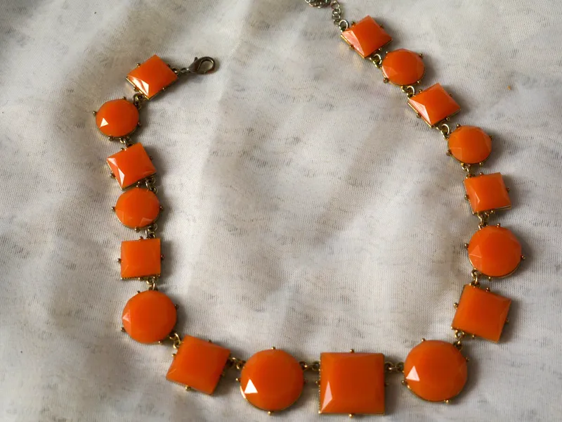 Collar naranja, foto 1 de 2