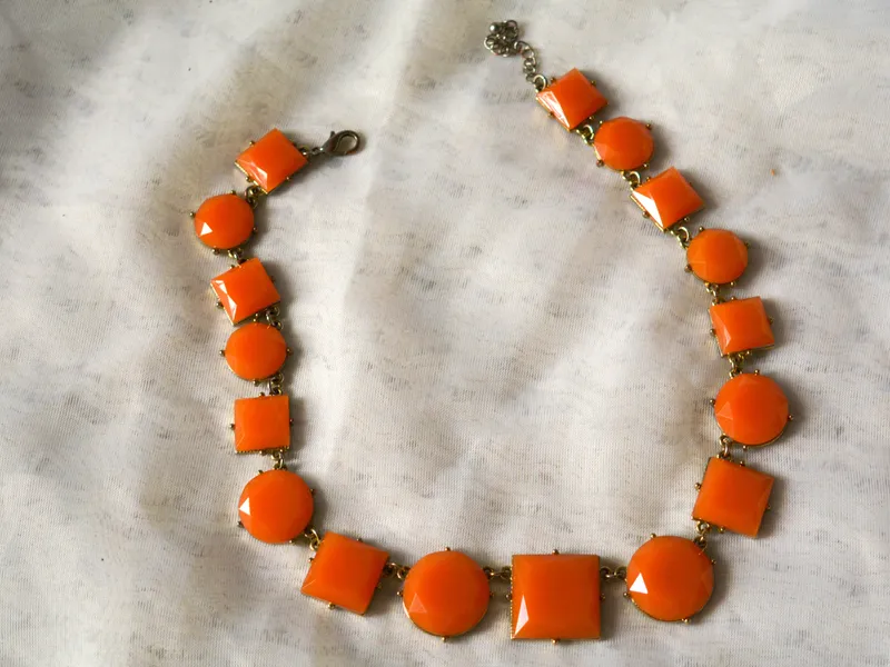 Collar naranja, foto 2 de 2