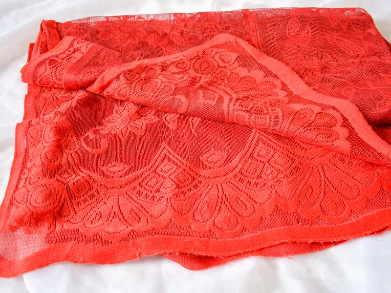 Mantel de encaje rojo, foto 1 de 4