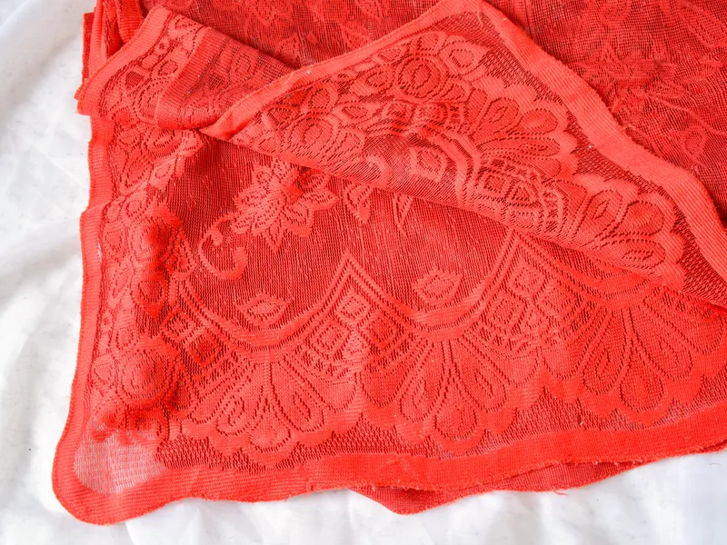Mantel de encaje rojo, foto 2 de 4