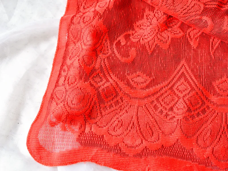Mantel de encaje rojo, foto 3 de 4