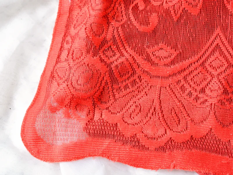 Mantel de encaje rojo, foto 4 de 4